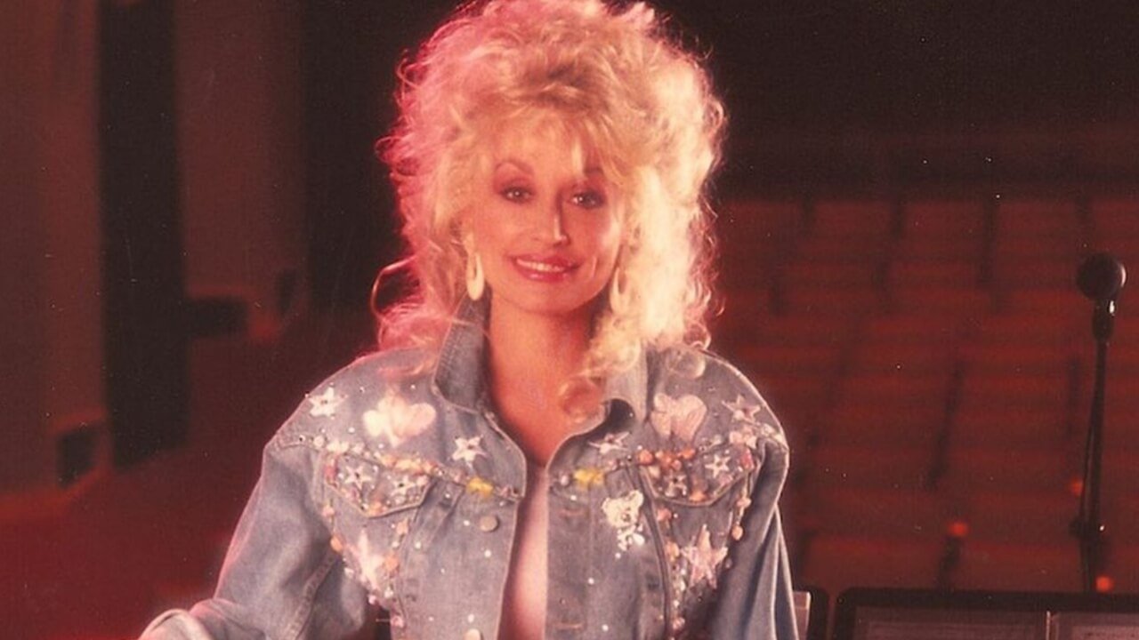 dolly-parton-quips-about-threesome-with-garth-brooks-trisha-yearwood-at-acm-awards